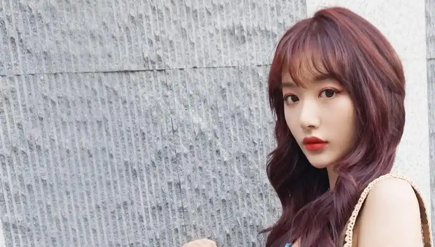 孔雪儿露脐装甜酷街拍图片