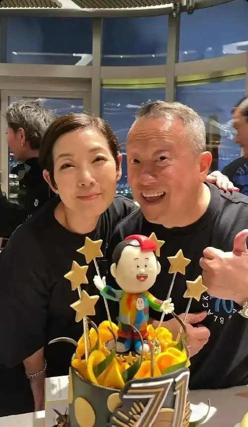 洪天明太太周家蔚出席聚餐与师叔元彪拍照很亲密被质疑喝多了