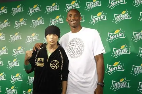 周杰伦后悔与他比肌肉称年轻不懂事网友现懂事却没肌肉了