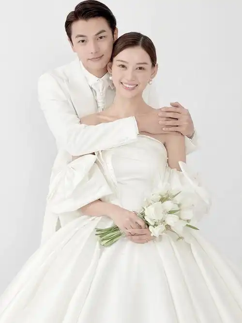 魏晨七夕晒婚纱照明星婚照为何偏爱极简风