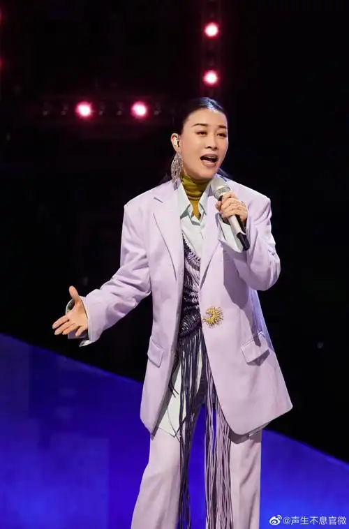 【#声生不息金曲盛典舞台直击#】@那英意骤起 情依稀歌声里尽阅漫漫