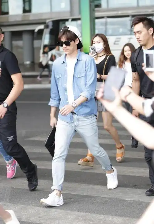 素颜的李易峰真是奶呼呼的穿琴键背心配短裤看着很阳光