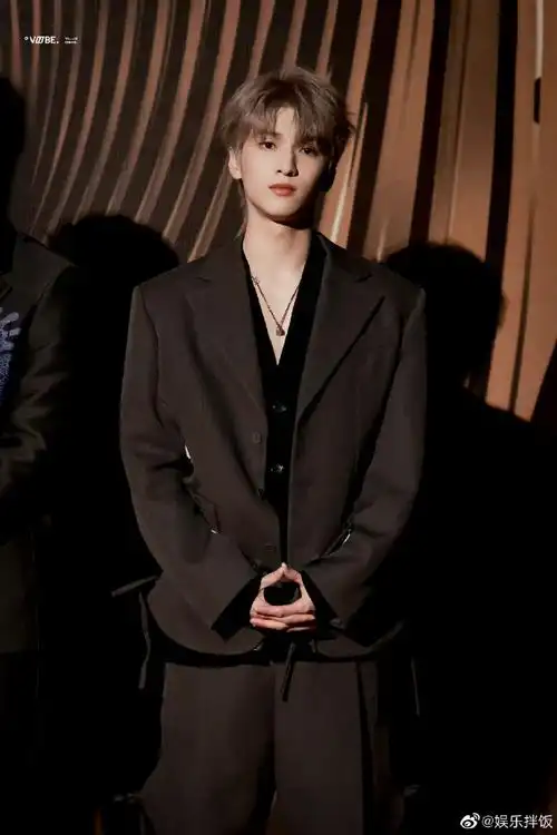 严浩翔微博音乐盛典饭拍也太9315了吧!这是什么霸总风范啊.