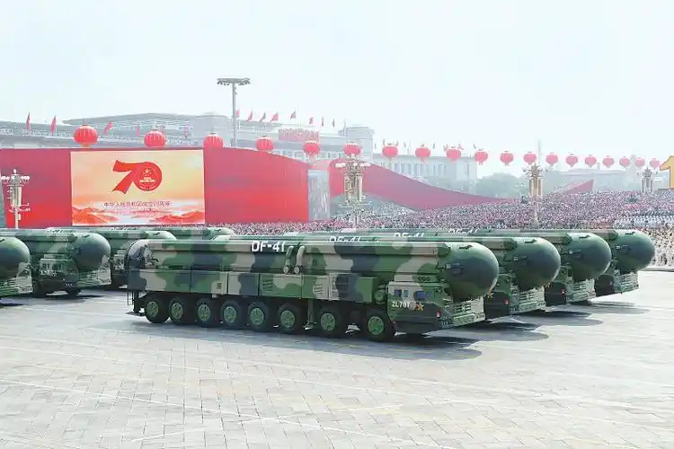 东风-41核导弹方队接受检阅. 新华社记者王晔摄