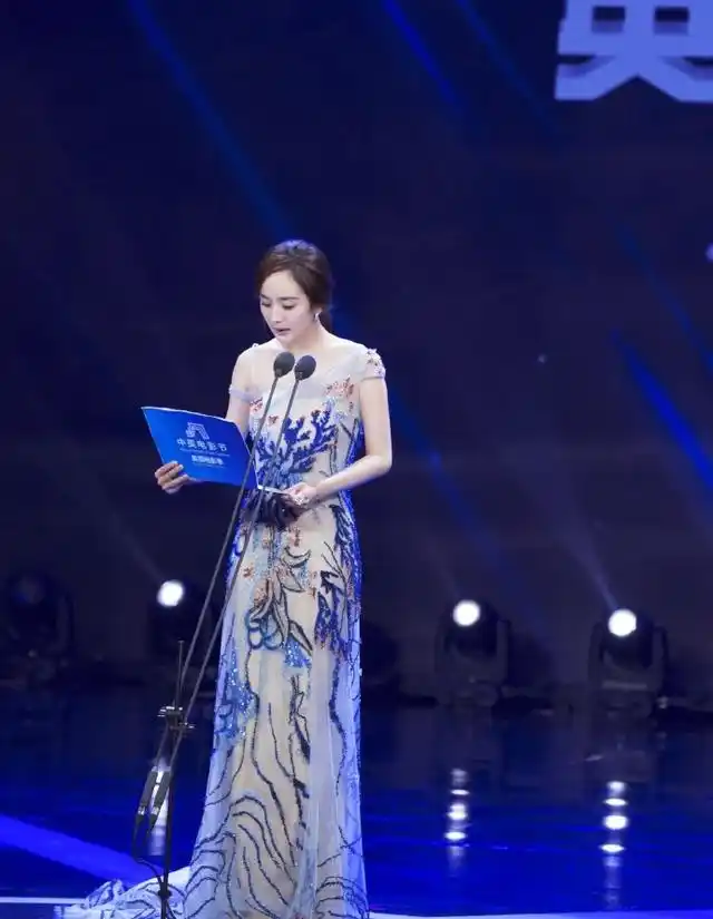 杨幂参加颁奖礼,美得有点不像话