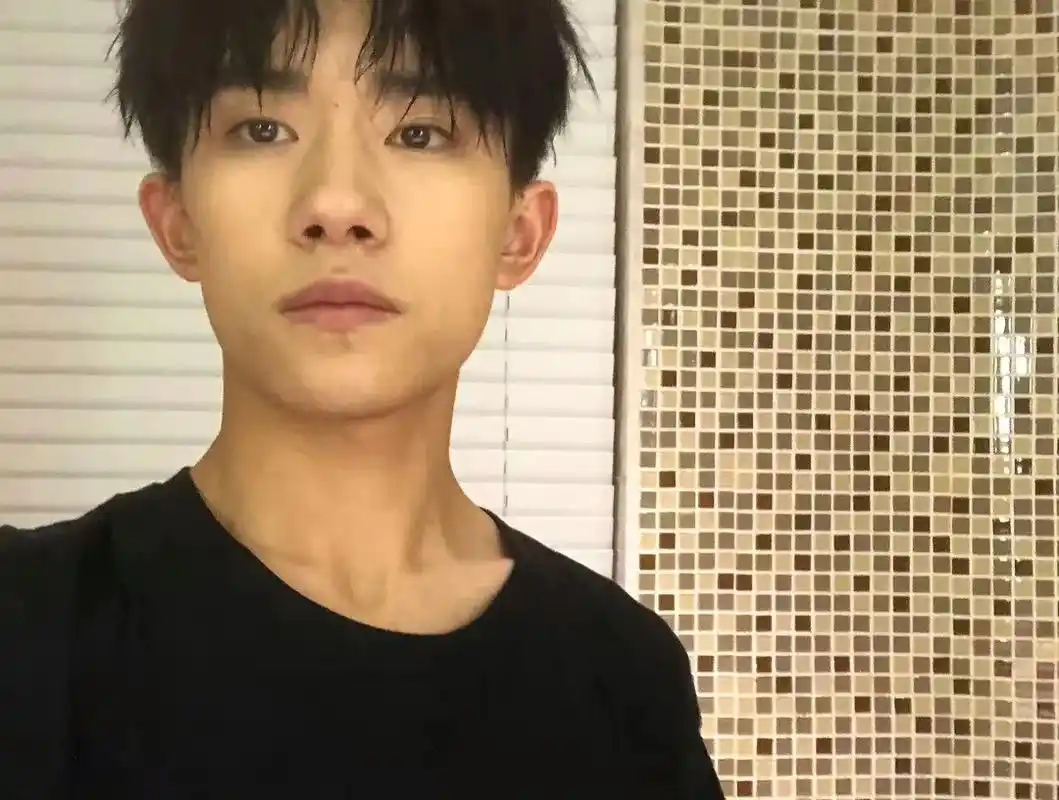 易烊千玺ins #少年总是发着光 #氛围感 - 抖音