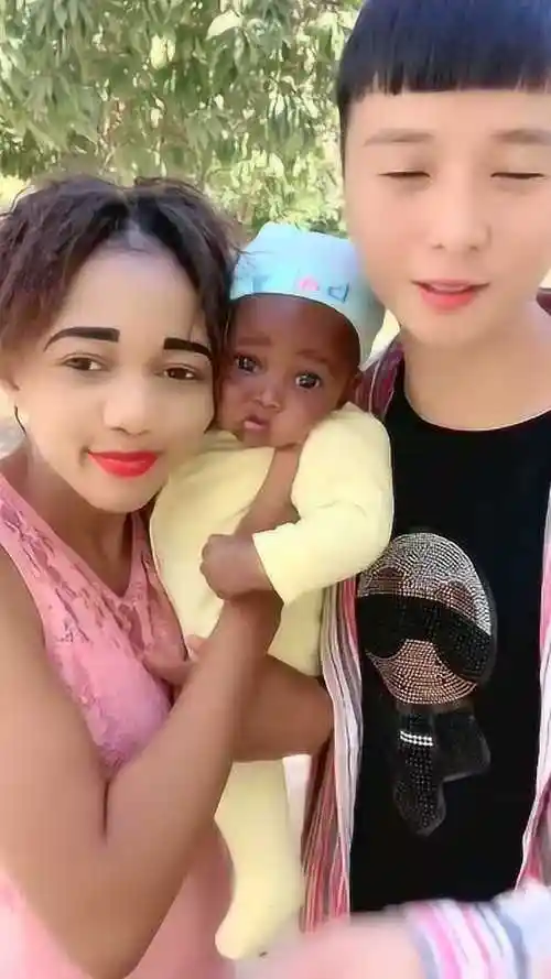 中非一家三口为什么两个白人生的是个黑孩这孩子有猫腻