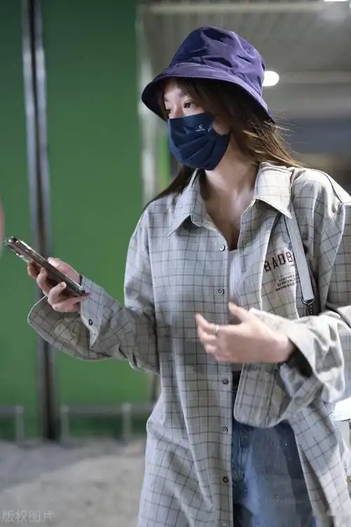 程潇现身北京机场身穿白色吊带上衣牛仔短裤方格小褂超女范十足