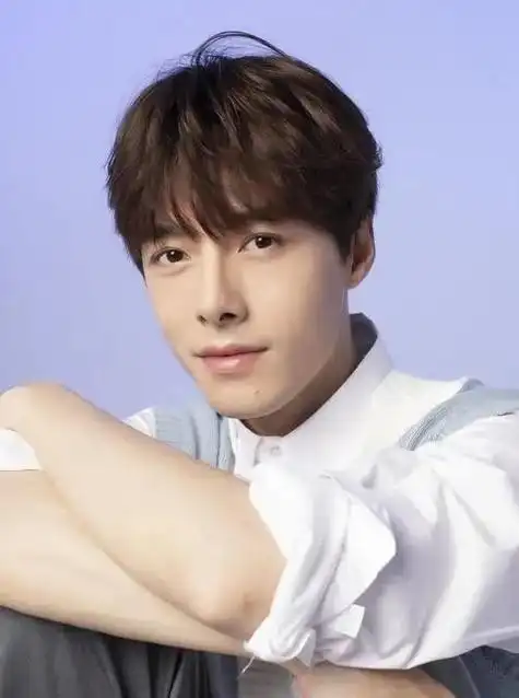 越受批评,人气越旺"在那个时期,邢昭林因其外貌酷似杨洋而备受瞩目