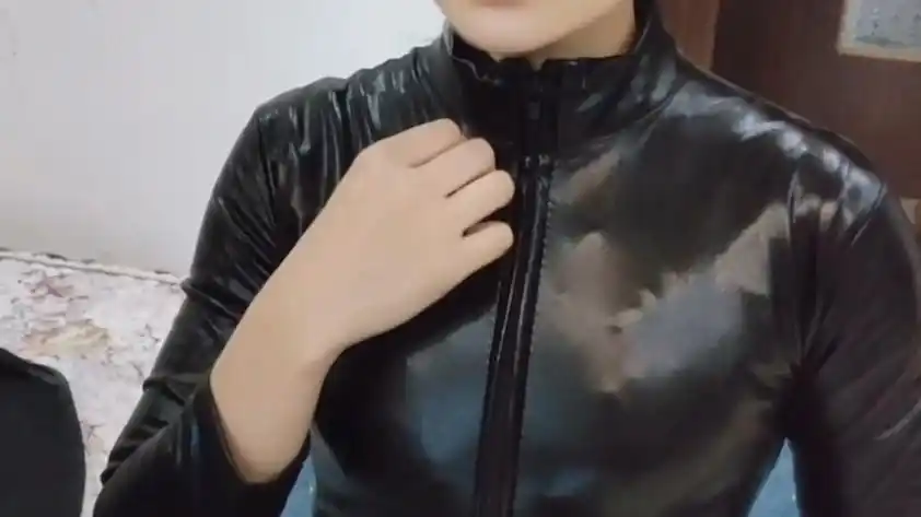 黑色紧身衣蒙面女杀手 准备带面纱行动了