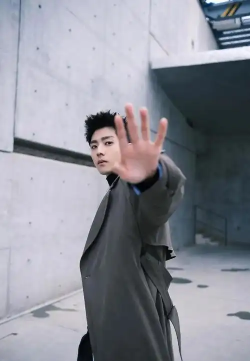 吴磊的哥哥火了身高186的肌肉男神好一个斯文败类