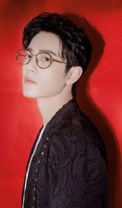 戴金丝眼镜的肖总啊!