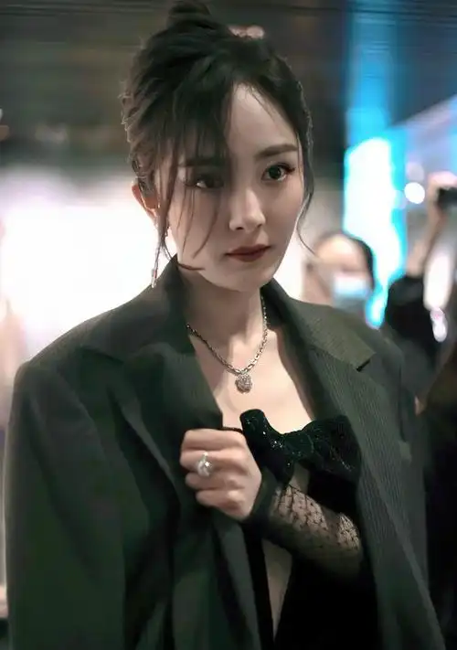 杨幂拾光盛典造型好辣生图美艳首次尝试深v签名笔写不出字反应好憨