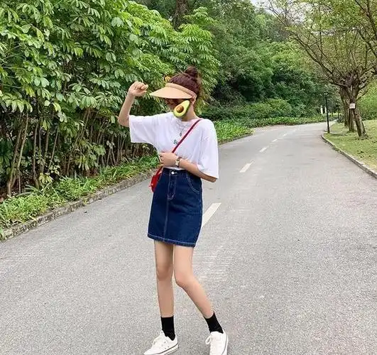 搭配个t恤衫或者吊带背心这些都会很好看,即使是身高不足158的女生