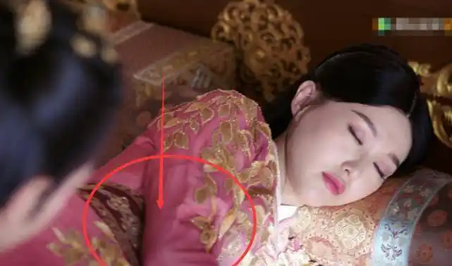 唐嫣孕期受刺激晕倒,镜头扫过她侧卧的肚子,第一个不会穿帮的孕妇!