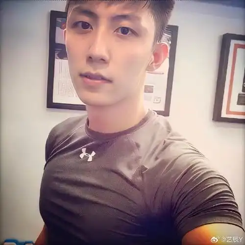 黄景瑜早期模特照