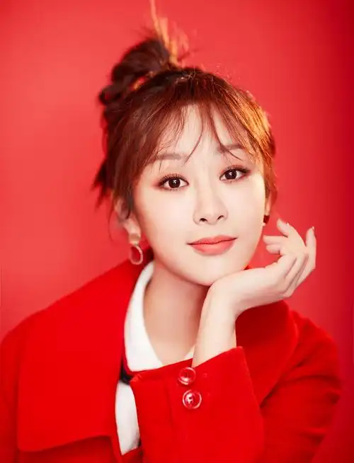 杨紫亮相2019央视春晚,一身miu miu红色大衣优雅迷人