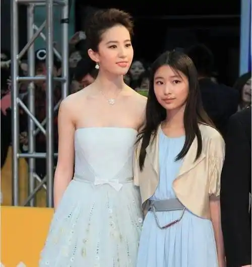 明星与路人合影,佟丽娅全智贤气场太强,而这两位真的美到发光-第10张