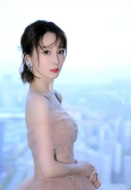 谢楠留长发了半扎发搭配粉色一字肩薄纱裙温柔又甜美