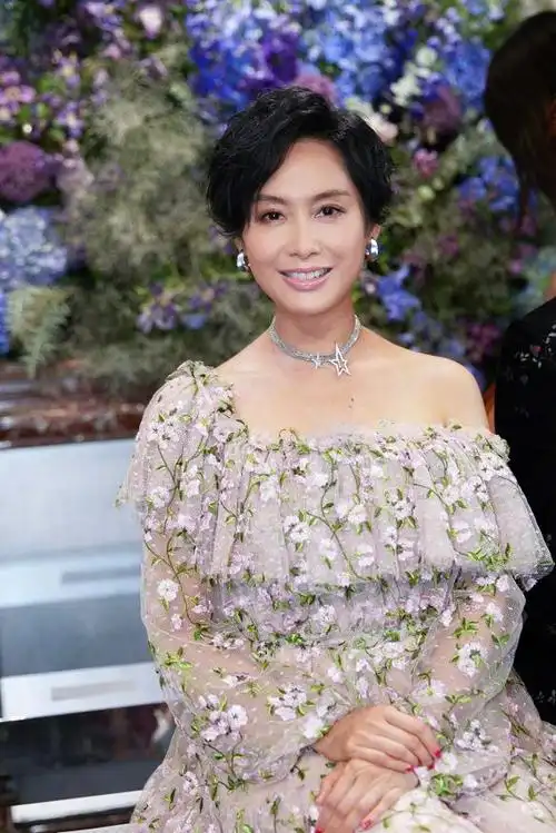 紫霞朱茵气质不改刺绣薄纱裙穿出少女感哪像快50岁的人