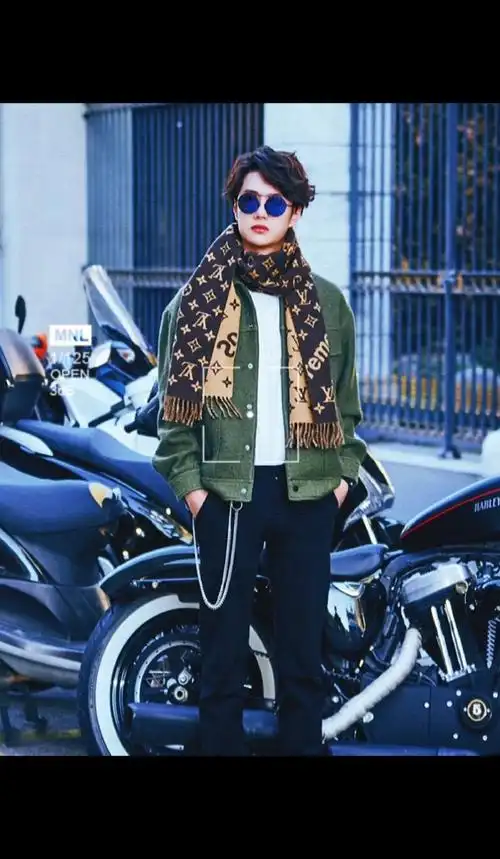 王一博#超级喜欢一博的这组街拍,王义博拍的,时尚感爆棚,不愧是你