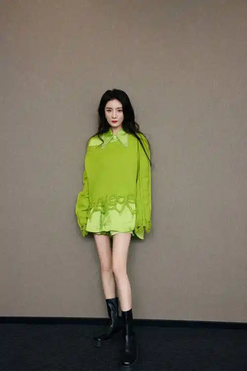 杨幂,穿绿色毛衣搭配短裤秀纤细美腿 眼神妩媚撩人,娇艳动人_时尚