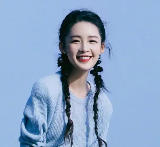 都说李沁皮肤白,当她和鞠婧祎同框时,谁是真正的冷白皮一目了然