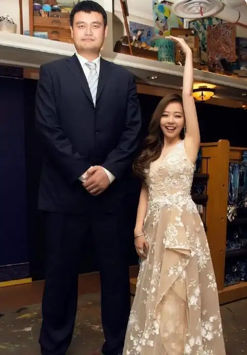 为何说跟姚明合影明星们是各显神通看了这7张照片你就明白