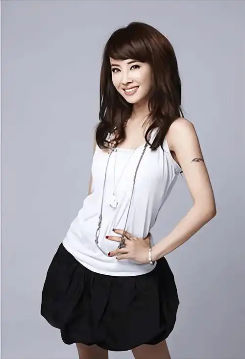 (蔡依林近照)2024年5月,蔡依林已经44岁了,对婚恋不再执着:如果遇到让