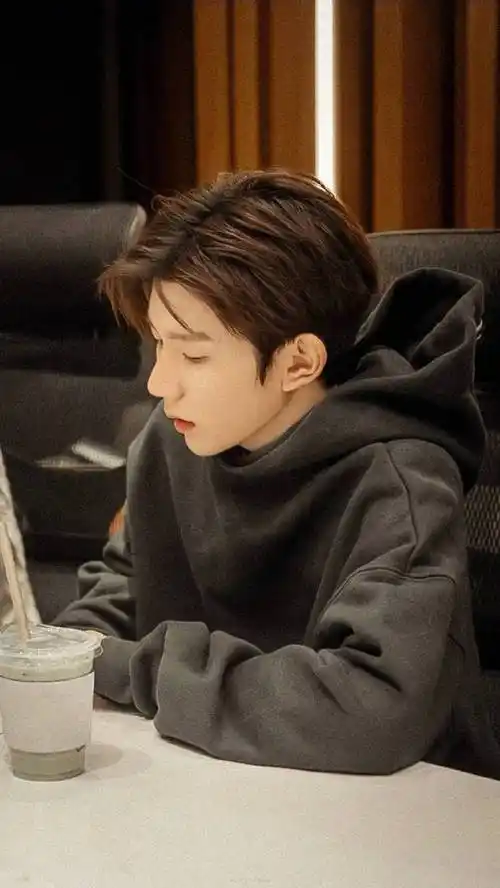 王源2024龙行绛气