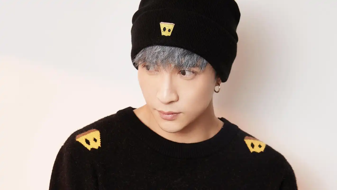 流行歌手薛之谦宽屏壁纸_时尚帅气的薛之谦写.