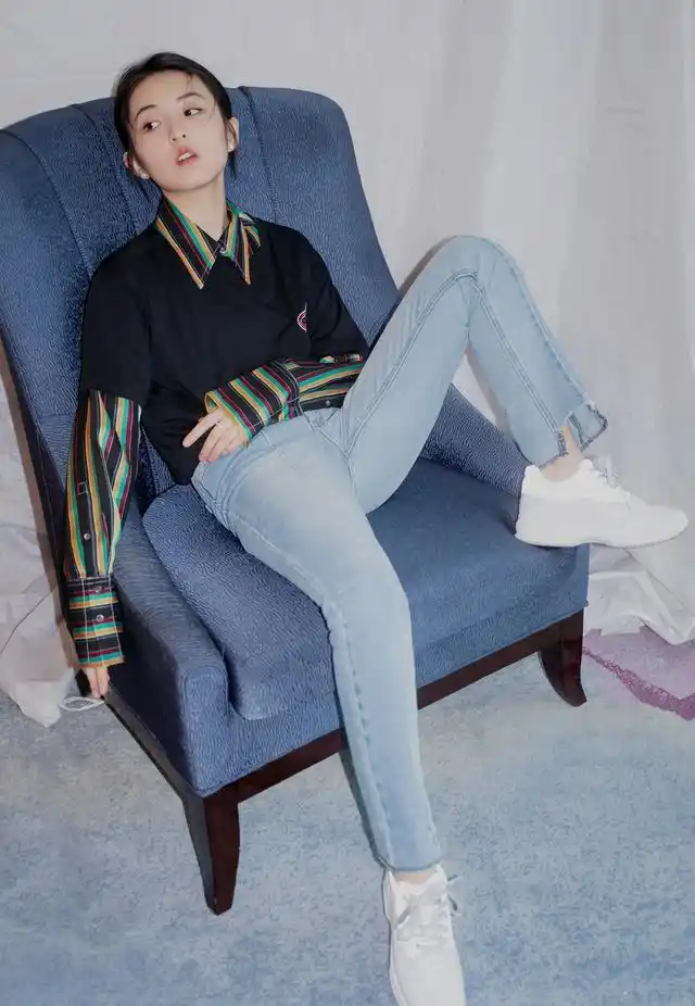 被张子枫美到了,低扎发搭配高腰牛仔裤又瘦又有气质,终于穿对了