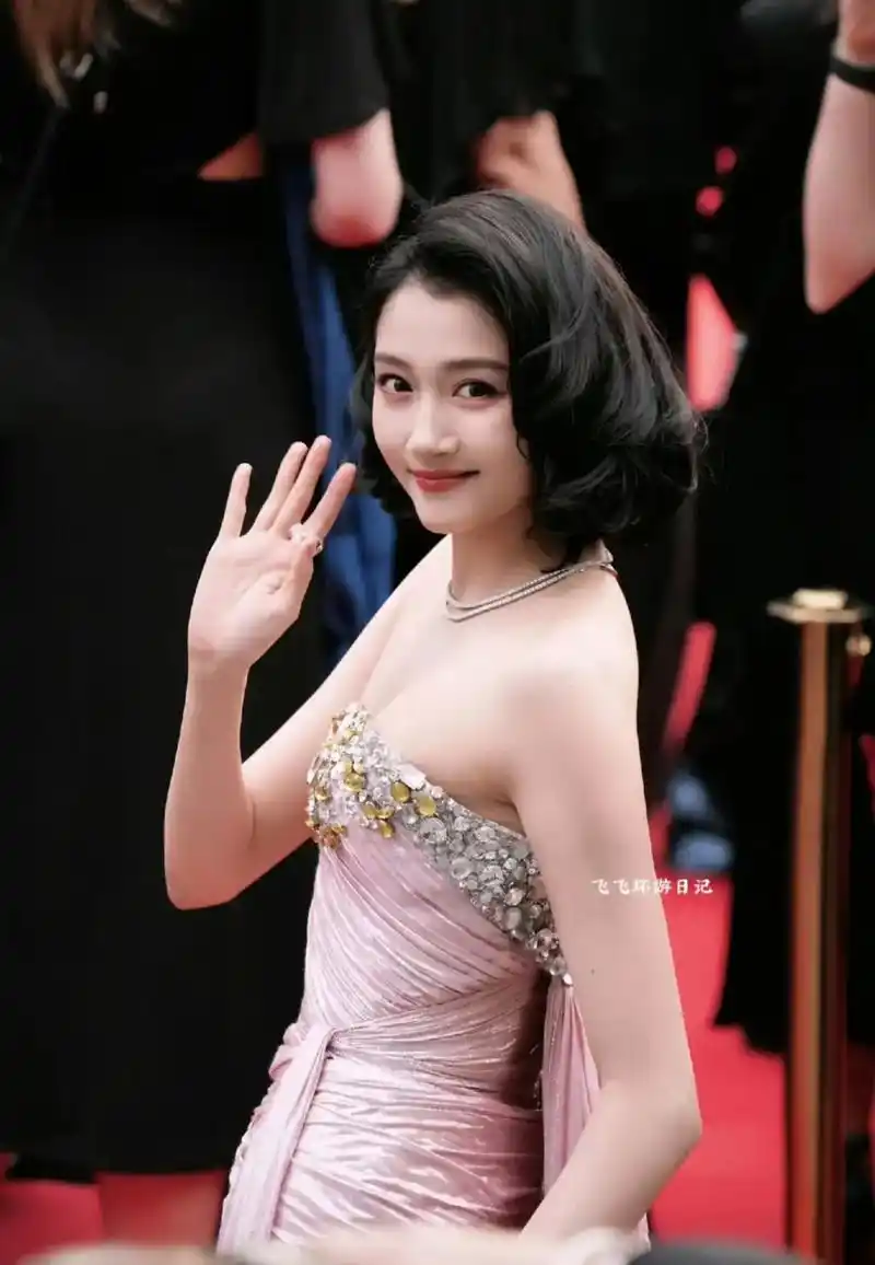 2024戛纳电影节#  关晓彤一袭粉色抹胸高开衩长裙秀亮相戛纳红毯