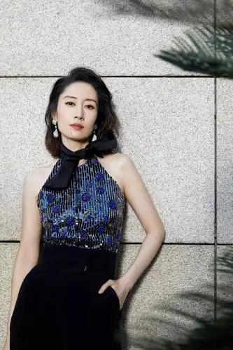 44岁刘敏涛身材保养太好,黑t恤配阔腿裤,休闲装依旧气场强大