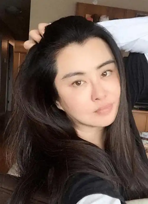 56岁王祖贤罕见露面穿纱裙又高又美就是嘴凸太影响颜值