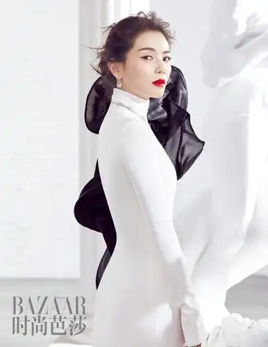 刘涛杂志大片曝光 穿薄纱开衩连衣裙曲线毕露