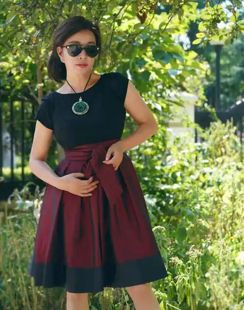 64岁刘晓庆上出镜,时尚穿搭配翡翠项链减龄又时髦,妥妥的翡翠控