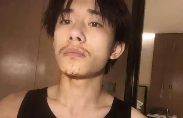 易烊千玺凌晨晒胡渣素颜照看上去一下成熟很多