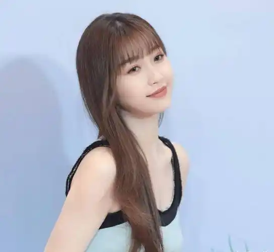 原创虞书欣新剧杀青后首亮相穿精致小裙美出新高度像是在逃公主