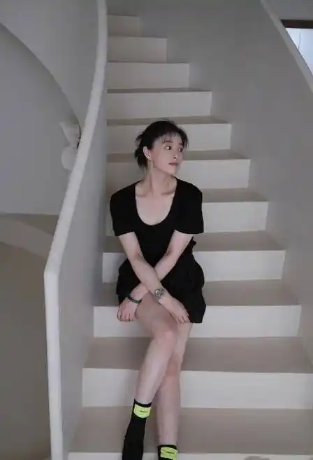 蒋欣瘦出新高度,一身黑色短套装肤白貌美,锁骨纤细减龄不止10岁_苹果