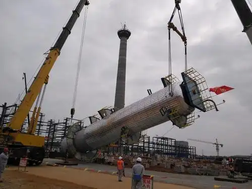 四建承建海南炼化对二甲苯装置首塔顺利吊装