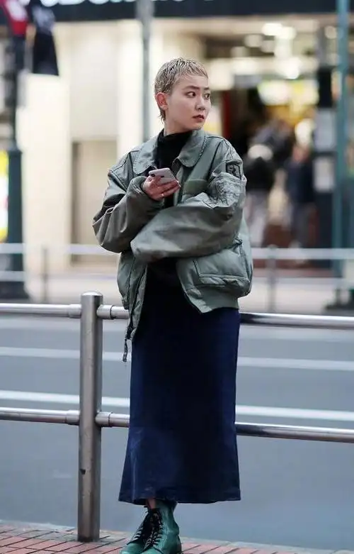 从日本东京街头的女生穿搭中,我们不仅能感受到东方美学的独特魅力