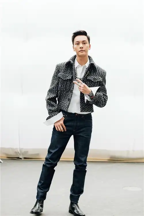 陈伟霆亮相巴黎时装周 双面演绎独特时尚魅力