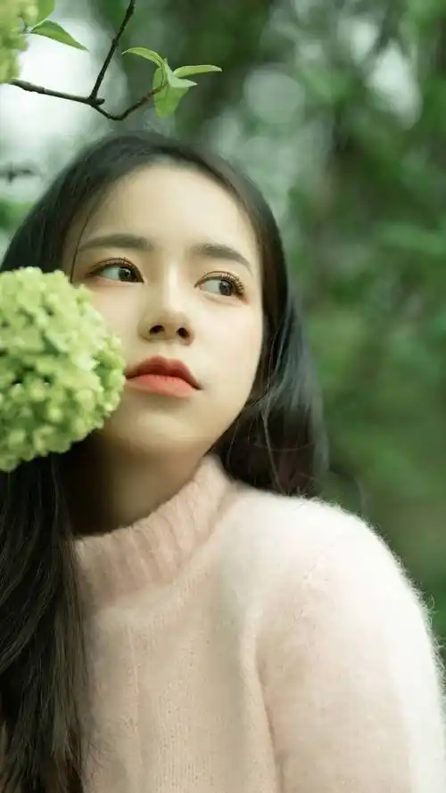 黑色长发温柔小脸美女户外清新迷人写真