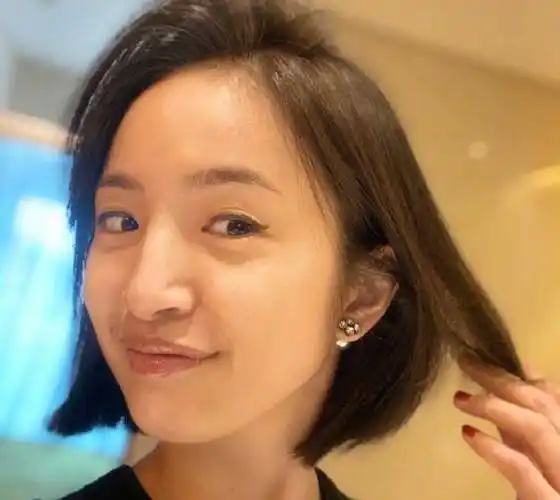 原创林依晨剪短发素颜自拍小腹平平没孕味发际线上移暴露年龄