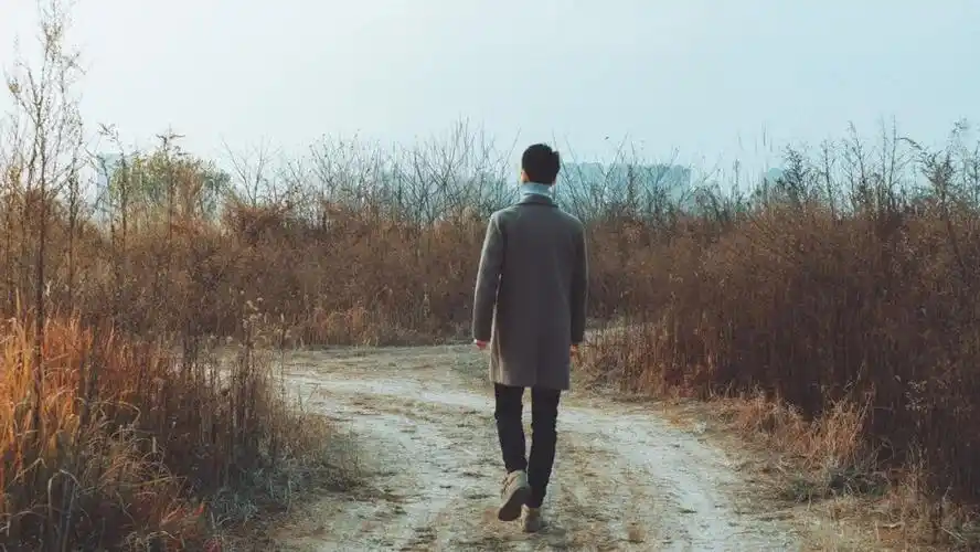 形容四十岁男人的句子(中年人的成熟) - 火句子