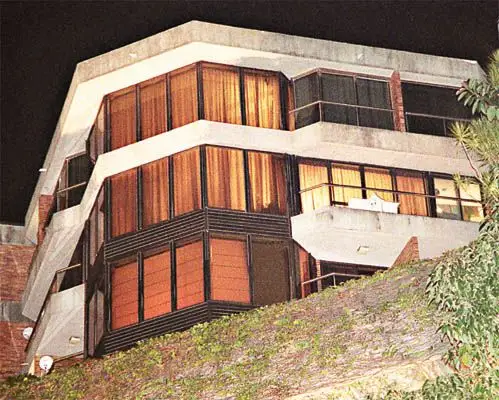 娱乐频道 明星追踪 娱情快报  梅艳芳逝世已两个多月,其骨灰原定经由