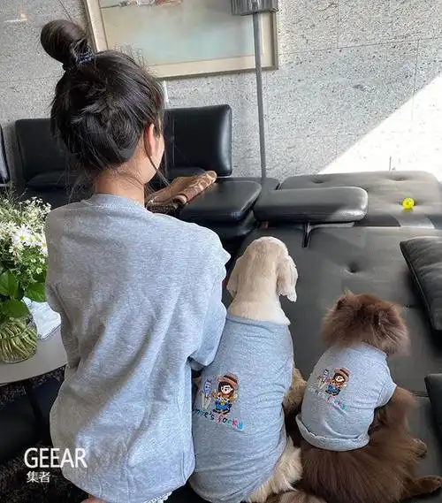 blackpink的jennie抱爱犬登上韩国《vogue》杂志封面