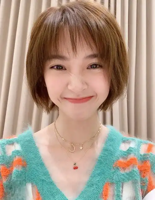 唐艺昕将短发换了一个发色,气质变得更惊艳,感觉只有18岁