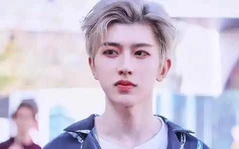 一张旧图引发的争斗,王一博 蔡徐坤粉丝互撕,偶像是这样维护的